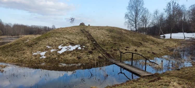 Rinkuškių piliakalnio pavasarinis grožis