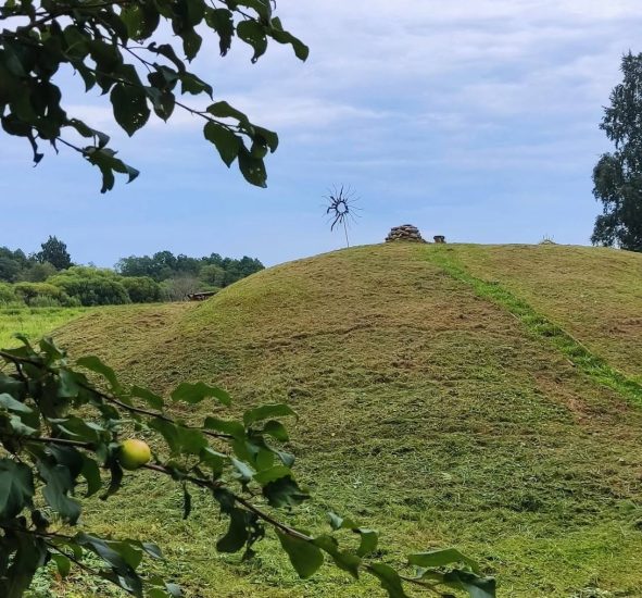 Piliakalnių šienavimas – ne tik dėl grožio